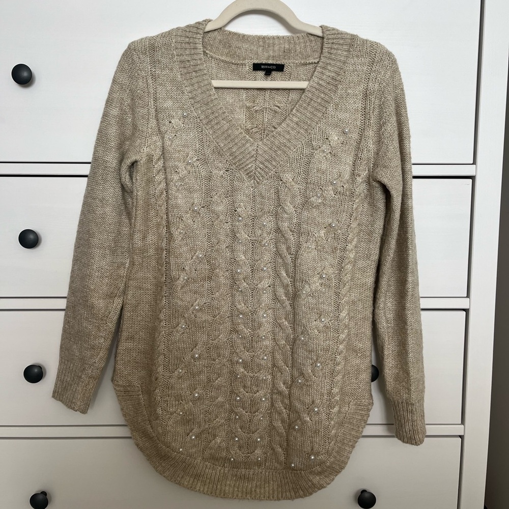 RW&CO oatmeal cable tunic sweater in XS with pearl beading and rounded hem. EUC